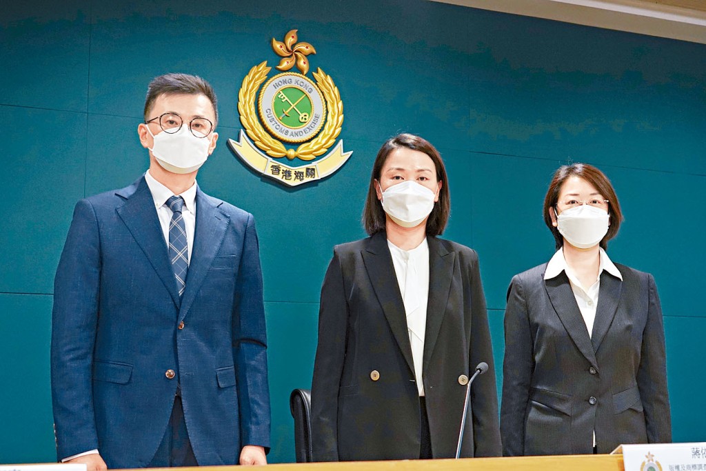 海關蔣依莉（中）、劉志忠（左）和毛慧敏（右）籲市民疑遇不良商戶，即向海關舉報。