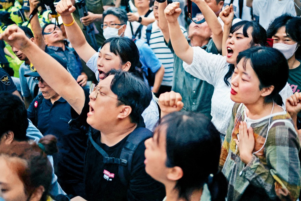 大批南韩示威者反对日本排放核废水计画。