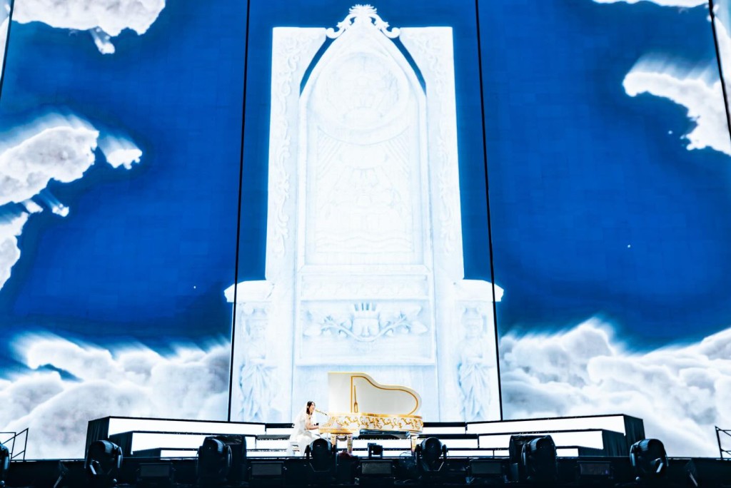 G.E.M.鄧紫棋最新的巡迴演唱會，以教堂背景做主題。