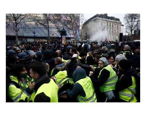 荷兰民众在政府机关附近游行，并仿效法国的反政府抗议群众，穿上黄色反光背心。图为法国「黄背心」示威情况。资料图片
