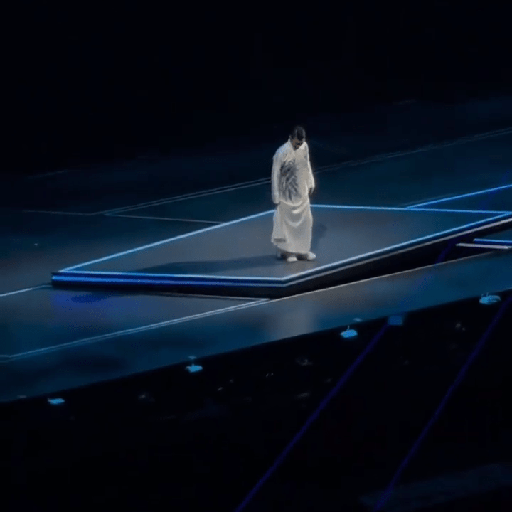 片段见刘德华身披白色长挂，帅气地站站在已升起的舞台上，接着缓缓降下，但这时舞台开始有些倾。