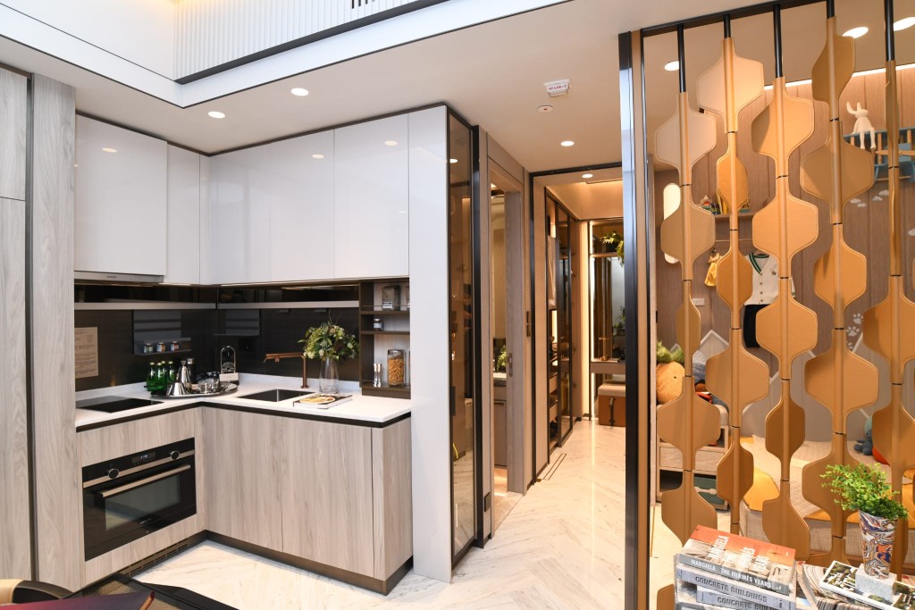 開放式廚房增加室內通透感，貯物空間充足。