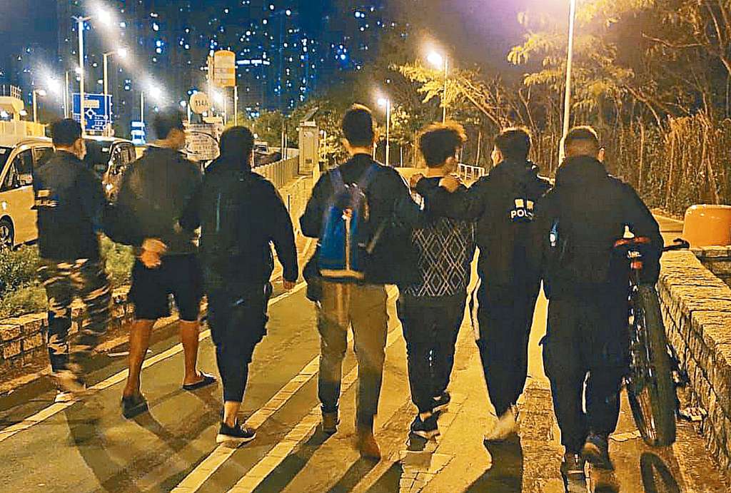 涉偷單車被捕兩名青年(左二及右三)被帶署調查。