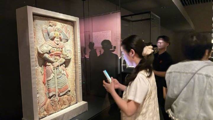 彩绘石雕武士石刻，五代·后梁（公元907—923年），王处直墓出土，其风格上承唐代之遗韵，下开宋元之先河，具有极高的艺术价值。 深圳晚报