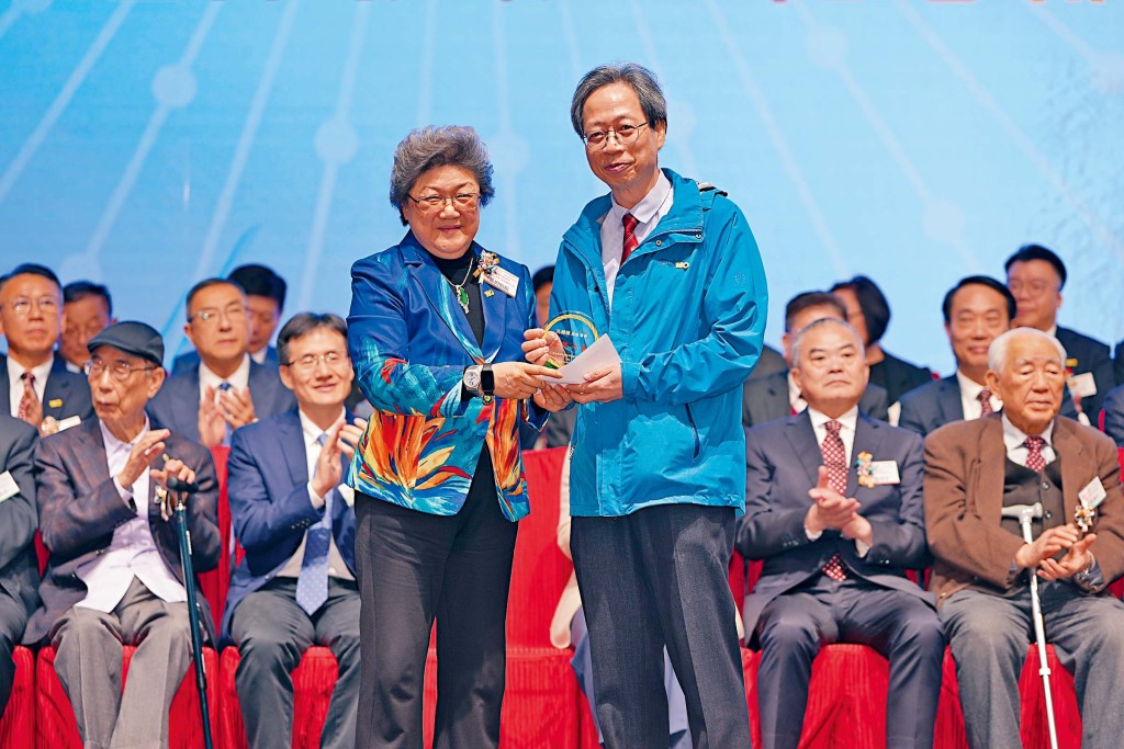 退休教職工獲贈紀念品，感謝他們數十年如一日的奉獻