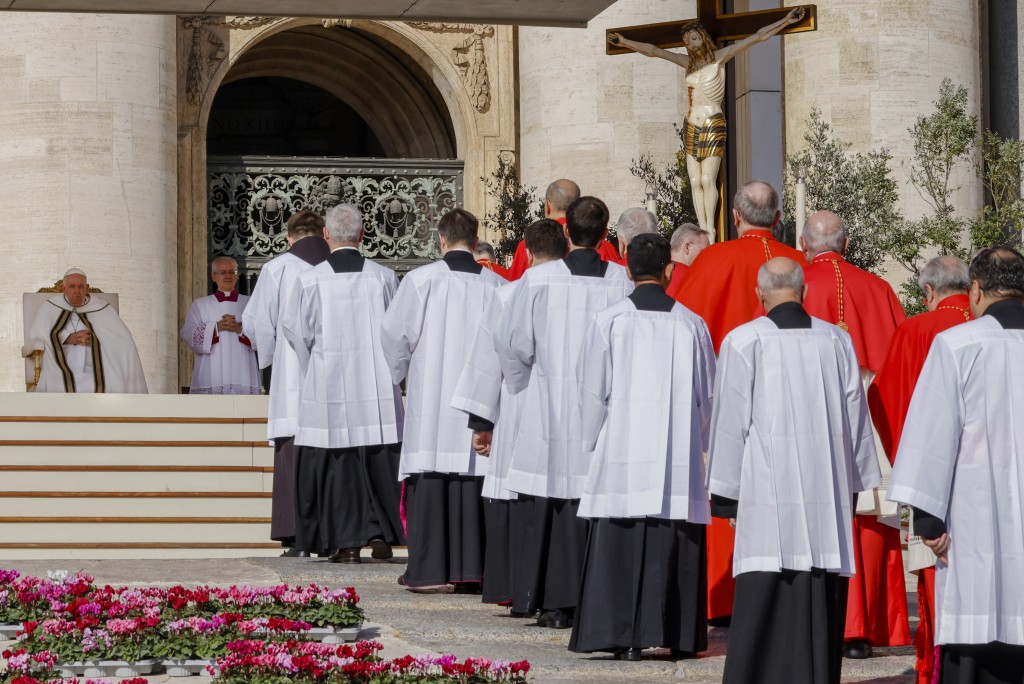 樞機擢升儀式在梵蒂岡聖伯多祿廣場舉行。路透社圖片