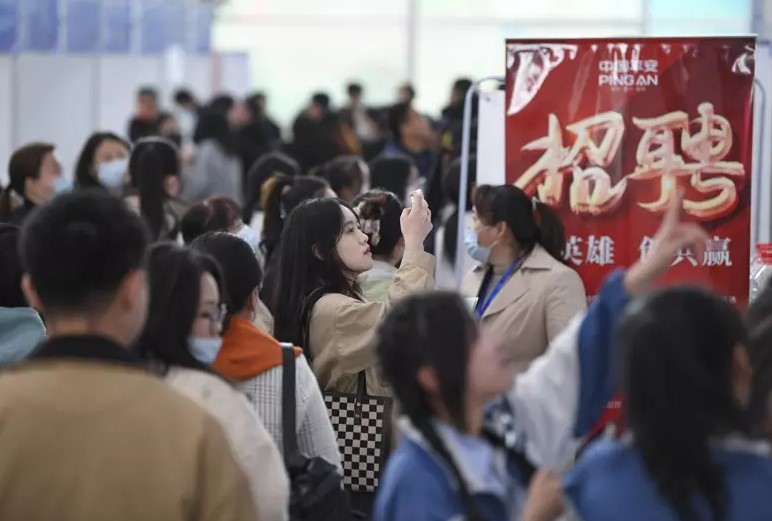 中国每年夏季都有数百万毕业生涌入劳动市场。（新华社图片）
