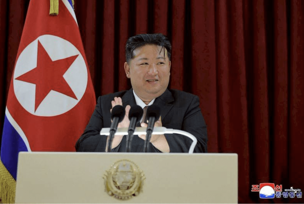 金正恩的稱謂由原本的「最高領導者」正名為「國家元首」，而原本最高人民會議擁有的「罷免國務委員長」權限亦被刪除。路透社