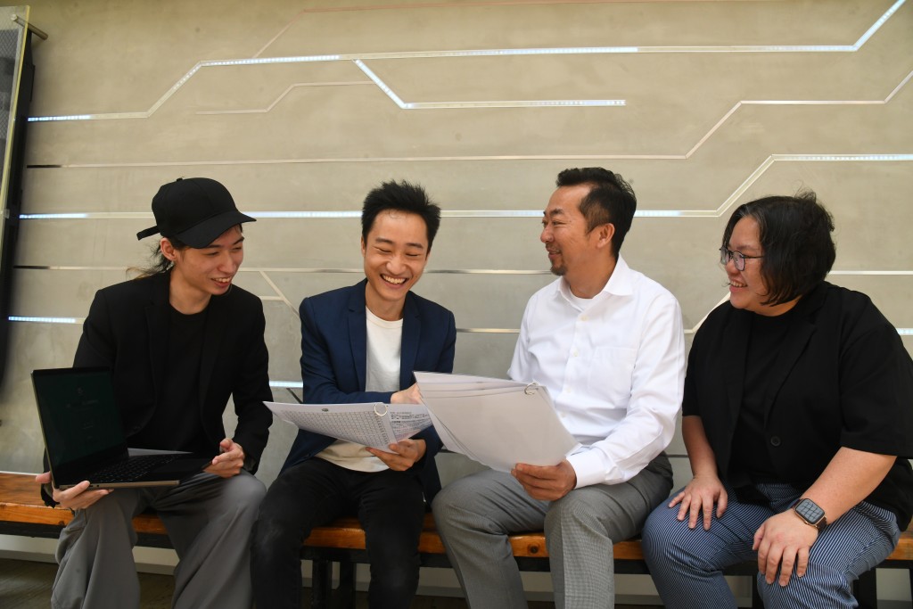 中文大学音乐系硕士生郑乐之与庄凯淋等4名友人，去年初研发本港首个以AI批改中文作文的软件「巫笔」。