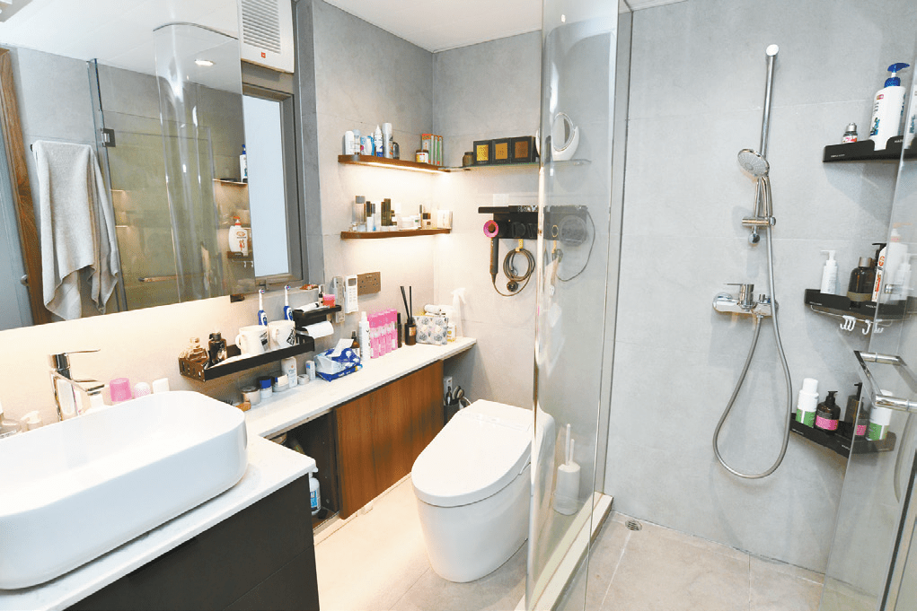 浴室內以灰色為主調，保養得宜。