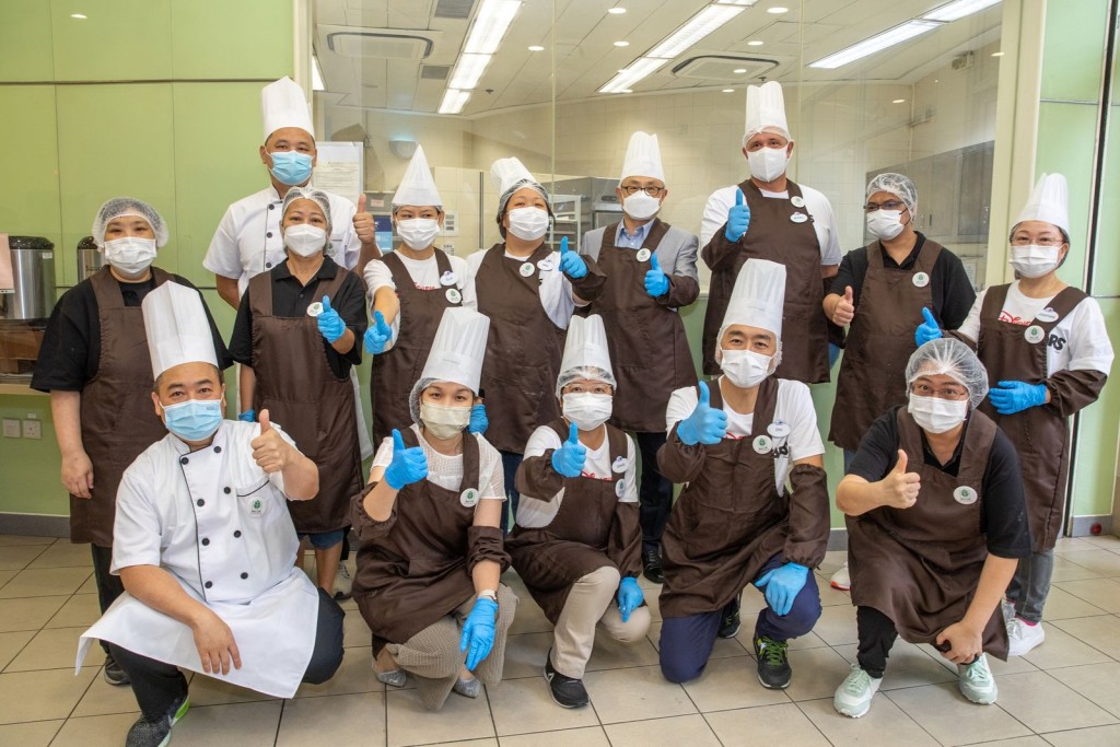 來自香港迪士尼的一眾義工，早前去到石排灣綜合培訓中心的工場與學員一起製作曲奇餅。
