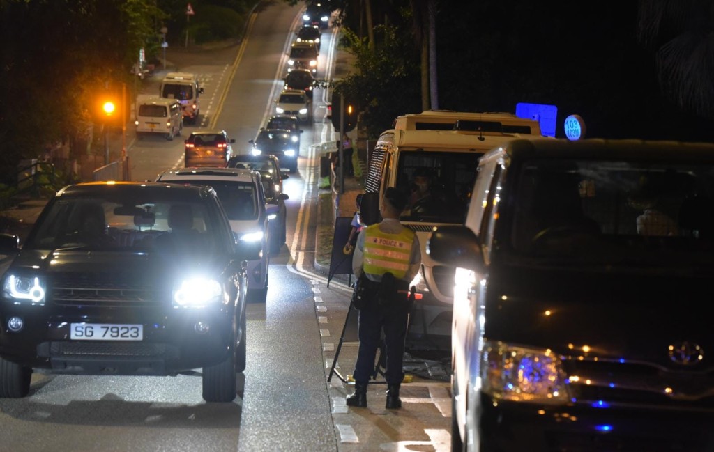 警方在清水灣道設置路障查車。
