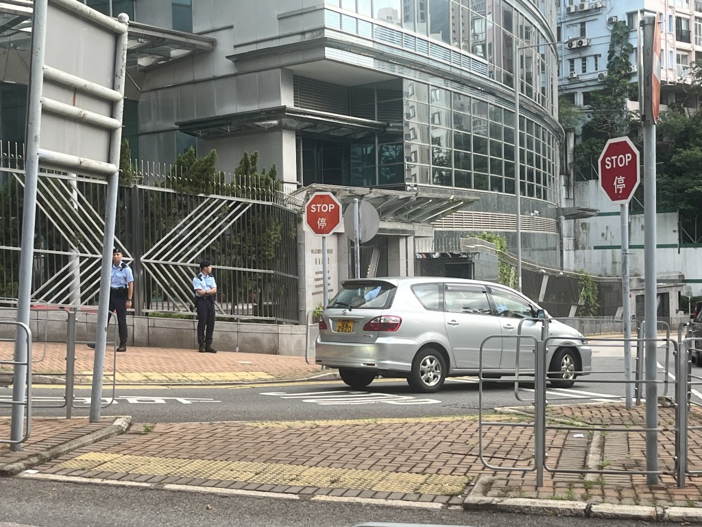 外交部駐港特派員公署外有警察維持秩序。 外交部駐港特派員公署外有警察維持秩序。