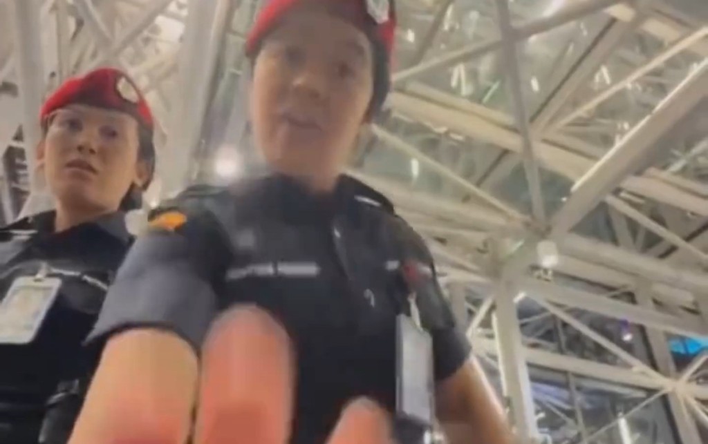 機場保安與中國旅客發生爭拗。微博@馬上談 機場保安與中國旅客發生爭拗。微博@馬上談