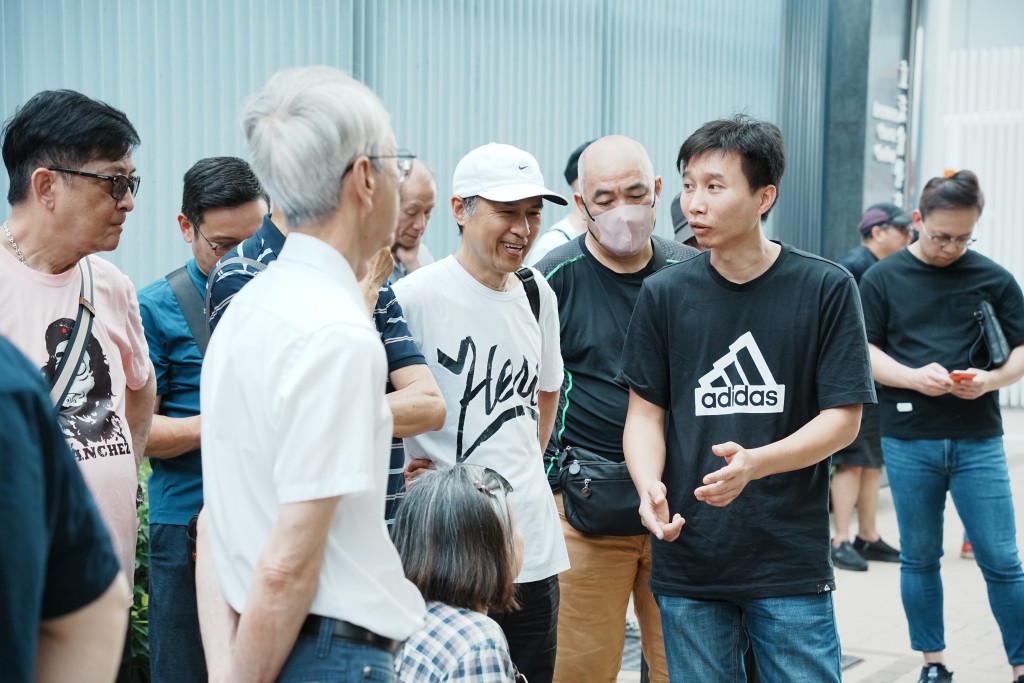 的士業界約50名的士車主請願。汪旭峰攝 的士業界約50名的士車主請願。汪旭峰攝