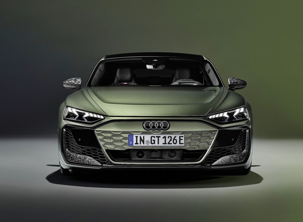 電動超跑奧迪Audi e-tron GT新版性能躍進，RS型號的車頭兩側導風口設計更誇張。