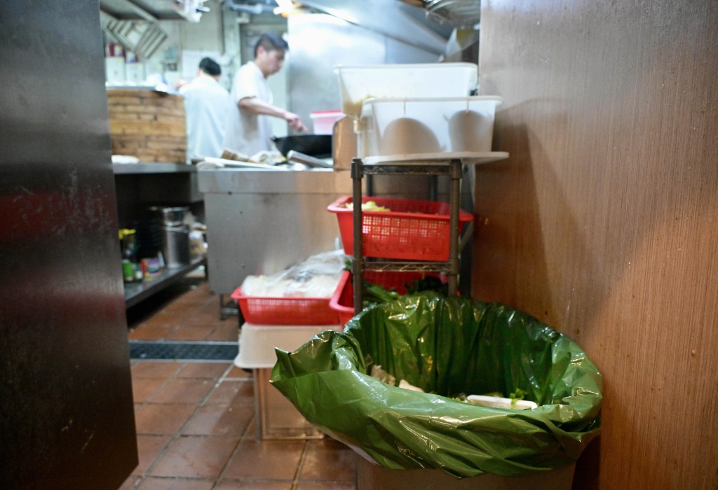 工商業即食肆及街市廚餘收集量升幅只有約一成，與家居的距離非常大。資料圖片