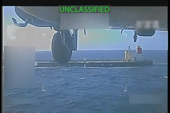 美司法部長邦迪在X平台公布美國部隊在委內瑞拉外海扣押一艘委國油輪的畫面截圖。X@AGPamBondi 美司法部長邦迪在X平台公布美國部隊在委內瑞拉外海扣押一艘委國油輪的畫面截圖。X@AGPamBondi