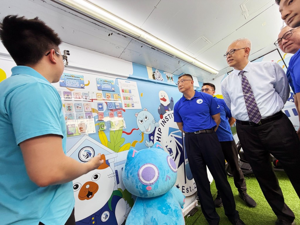 一众主礼嘉宾参观“禁毒领袖移动学院”。 一众主礼嘉宾参观“禁毒领袖移动学院”。