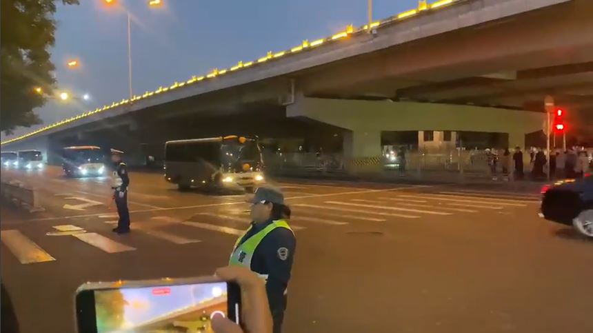 疑载著李克强遗体的车队晚上出现在北京街头。