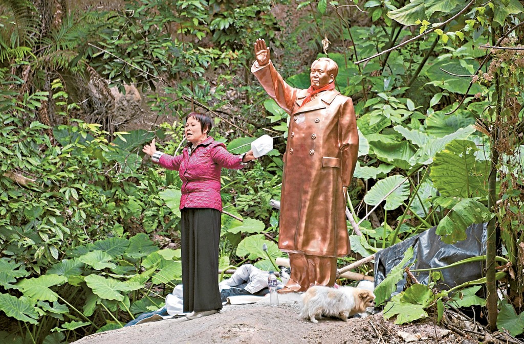「芳姐」前日挺身阻止當局人員移走毛澤東雕像。