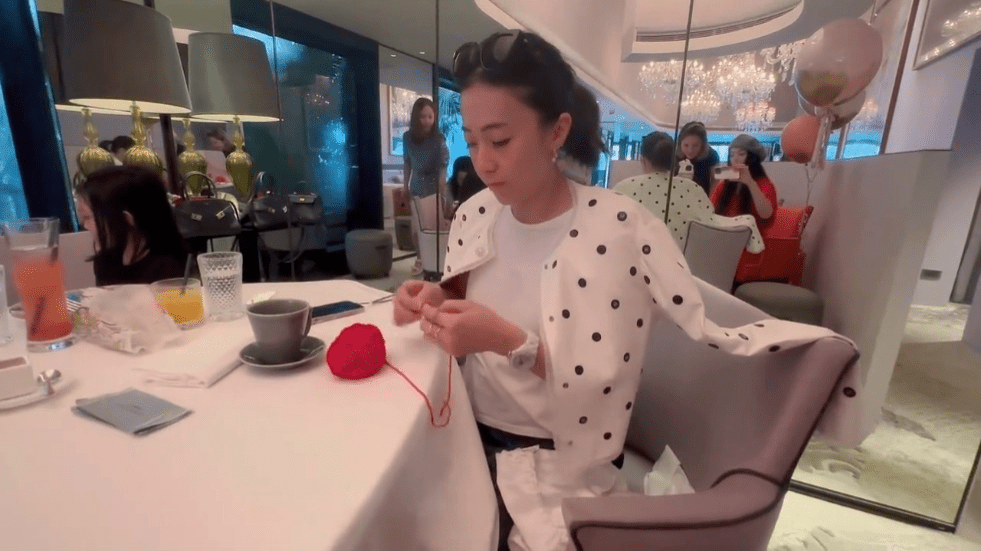 范冰冰在小红书分享一条闺密茶聚影片，其间甘比向好友们展示编织实力。