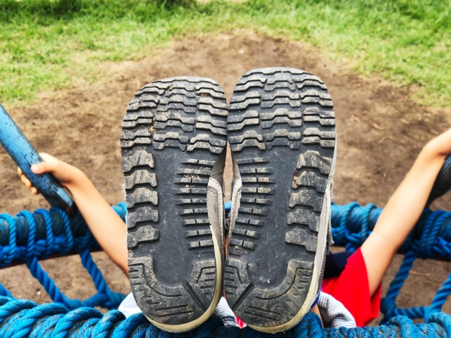 該名港媽指「鞋底好污糟」，故自行消毒梳化，並籲大家要有公德心。（示意圖，PhotoAC圖片）