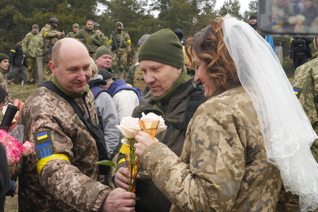 婚礼于基辅市郊一个检查站举行。AP