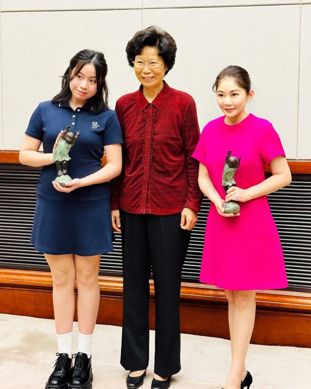 甘比早前向中国儿童基金会捐赠1800万元予「春蕾计划─梦想未来」，刘秀桦代表接受春蕾女童铜像。
