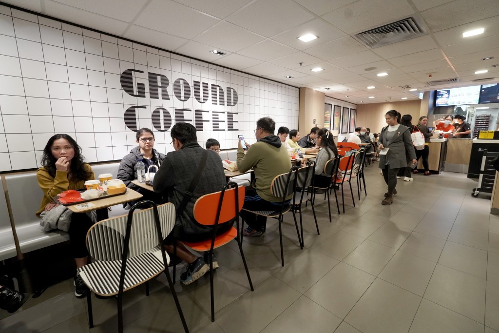 來自內地的事主發現連一個看似空下來的位置,桌面上「很乾淨沒有餐盤」,僅有一張椅子上放置了一個小手袋,由於不確定該座位的真實使用情況,事主決定上前詢問,這也成為後續衝突的導火線。(示意圖 非當事人) 來自內地的事主發現連一個看似空下來的位置,桌面上「很乾淨沒有餐盤」,僅有一張椅子上放置了一個小手袋,由於不確定該座位的真實使用情況,事主決定上前詢問,這也成為後續衝突的導火線。(示意圖 非當事人)