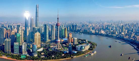 上海浦东可以说是中国「基建狂魔」的代表作。