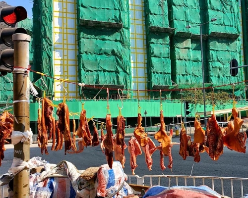 有街坊於馬路及地盤旁邊晾曬臘味。香港行山遠足之友FB圖片