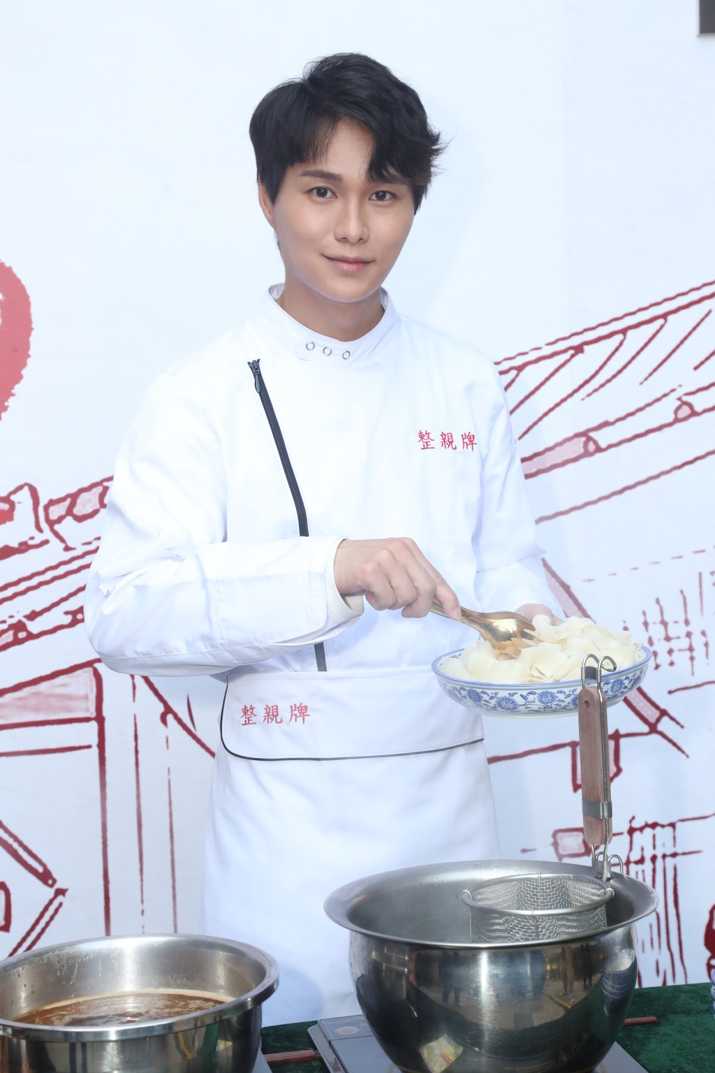 胡鴻鈞即席顯廚藝。