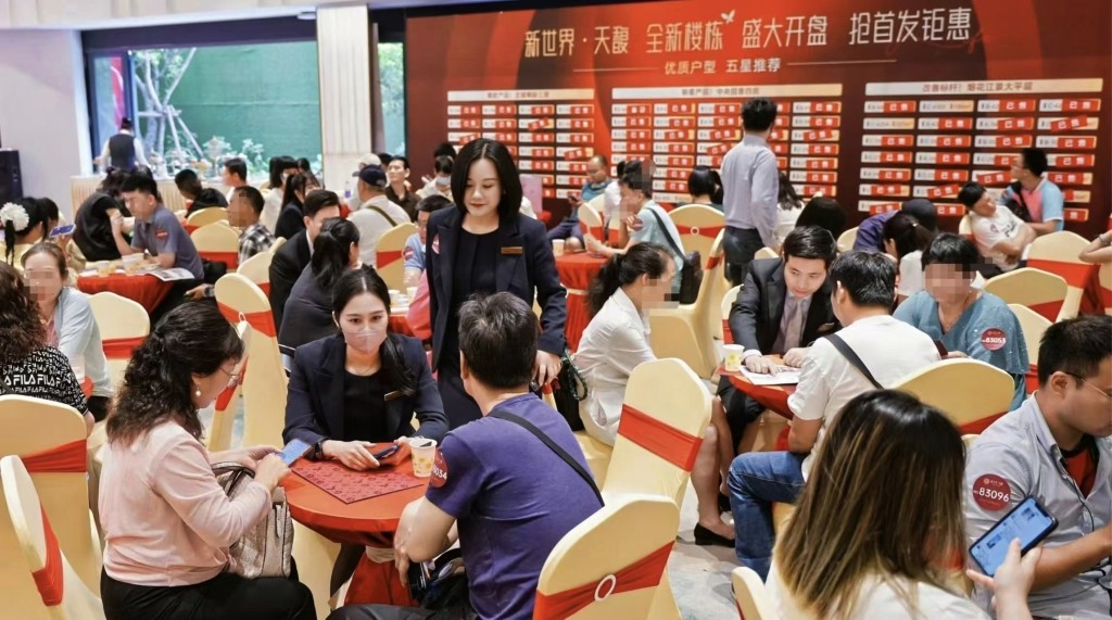廣州新世界.天馥在五一黃金周期間加推全新單位發售,推出市場不足半小時已告售罄。 廣州新世界.天馥在五一黃金周期間加推全新單位發售,推出市場不足半小時已告售罄。