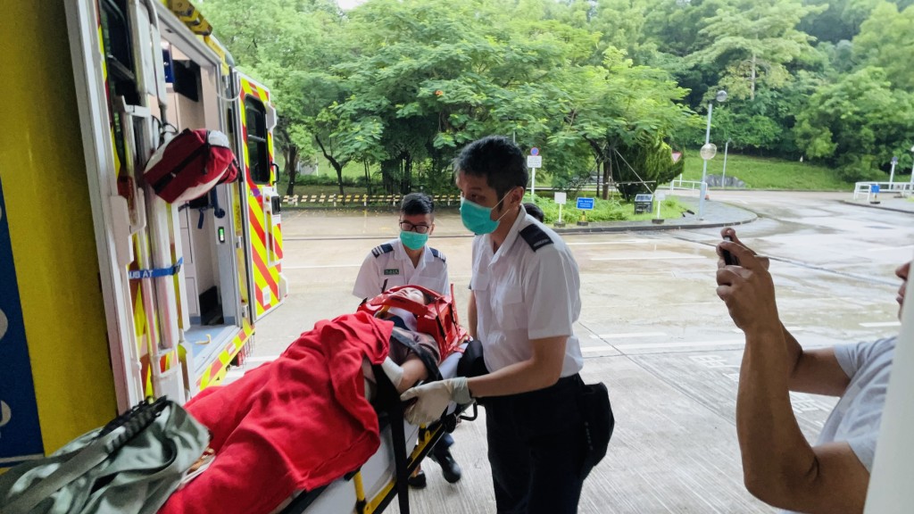 女伤者由救护车送院。蔡楚辉摄