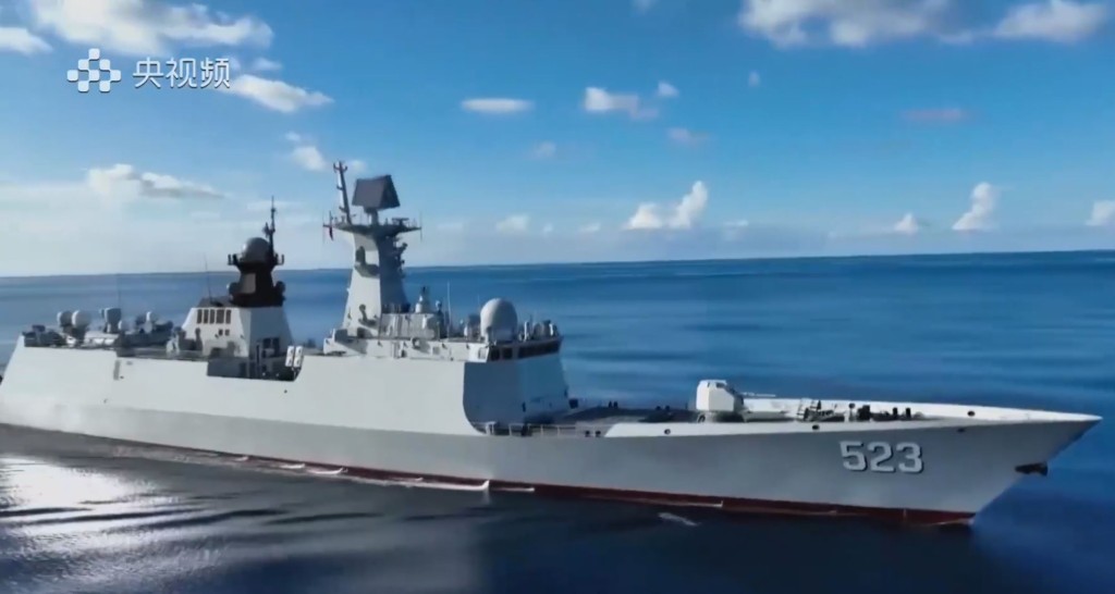  054A舰护卫舰主炮上弹，与闯入台湾海峡的外军大舰，缠斗20小时驱离。央视