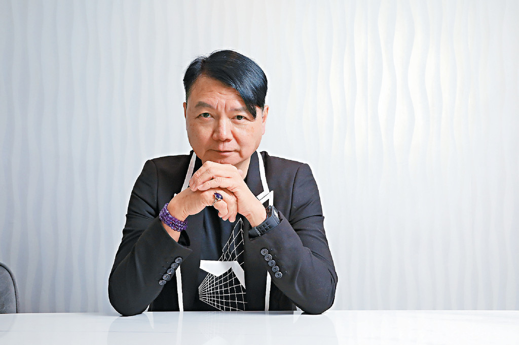 與獎無緣 ■艾威話自己天生樣衰被迫做奸角，所以從來同獎項冇緣。