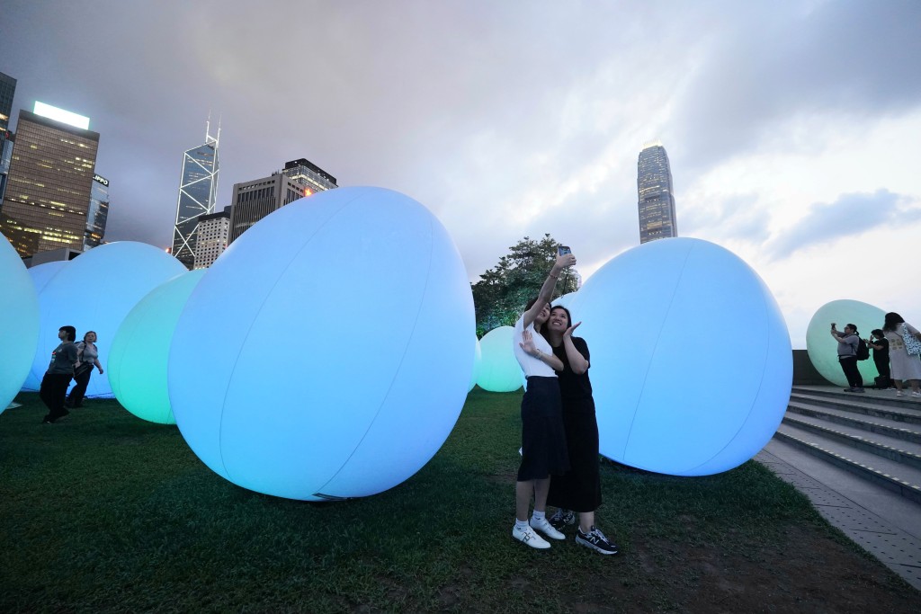 康文署表示，在添馬公園及中西區海濱長廊的「teamLab：光漣」和「藝術有理」展覽，共錄得逾130萬人次參觀。資料圖片