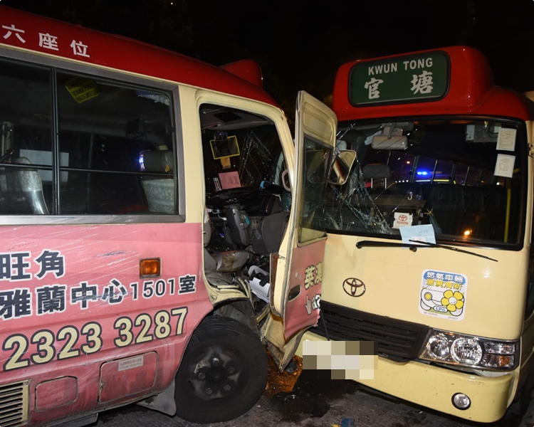 小巴撞向另一小巴車頭。丁志雄攝