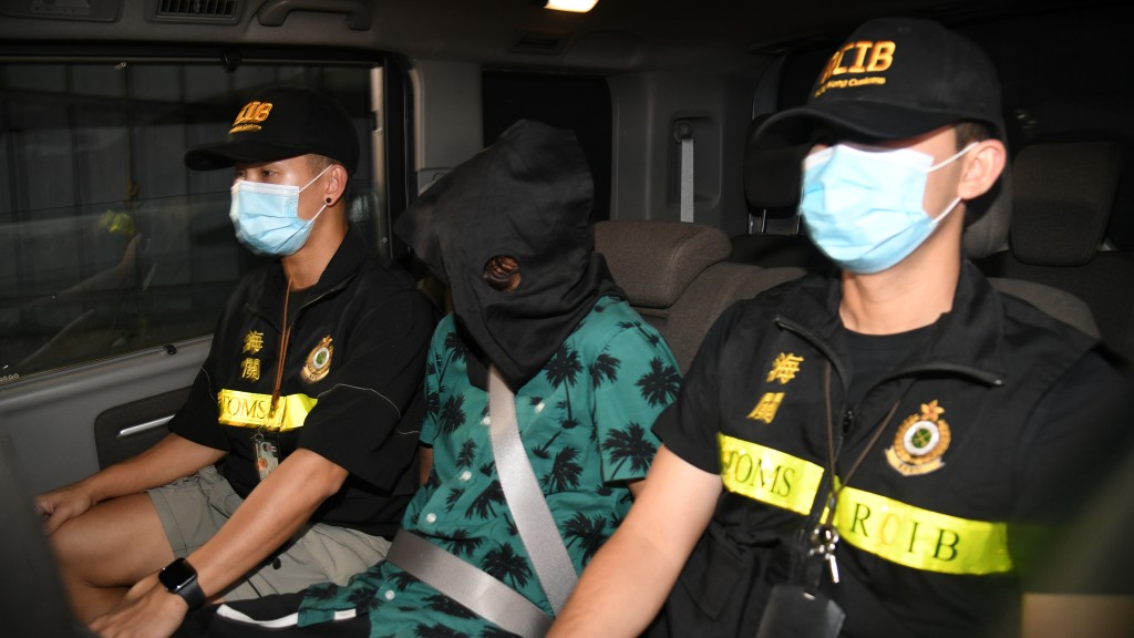 海关拘捕一名21岁巴籍男。黎志伟摄