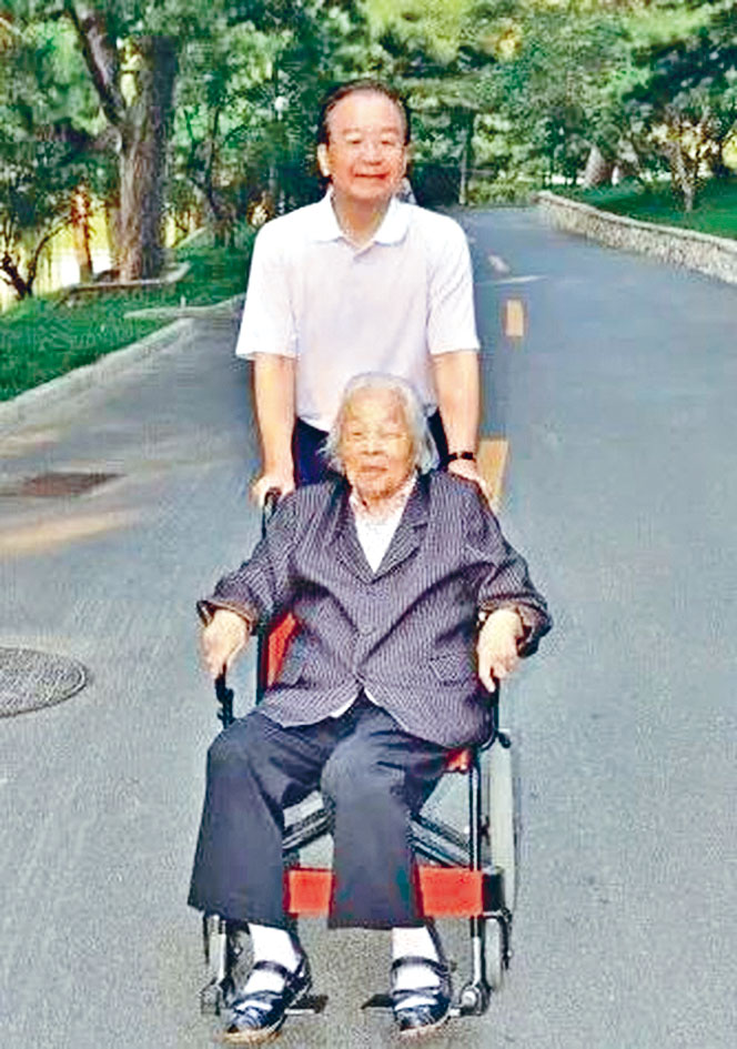 ■温家宝和母亲杨志云。