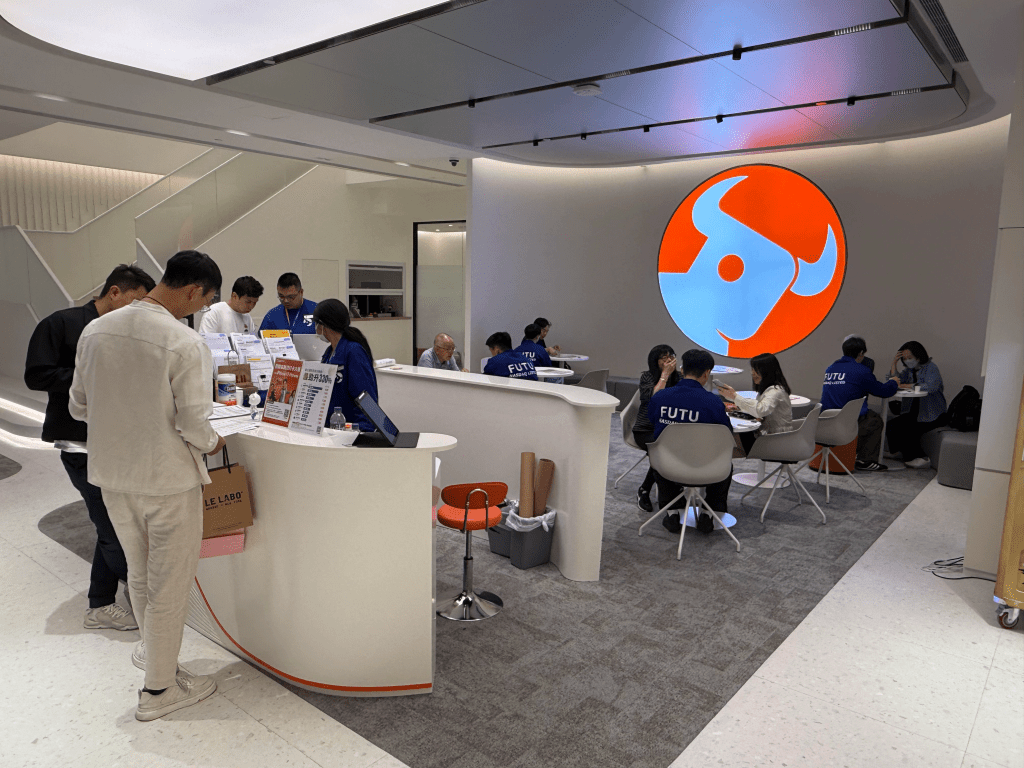 富途全港各區設有8間實體店，為投資者提供一對一諮詢及實體教材，配合專人解答平台操作，如顧客對開戶、轉倉或投資技術上有疑難，可以預約到店獲得協助。