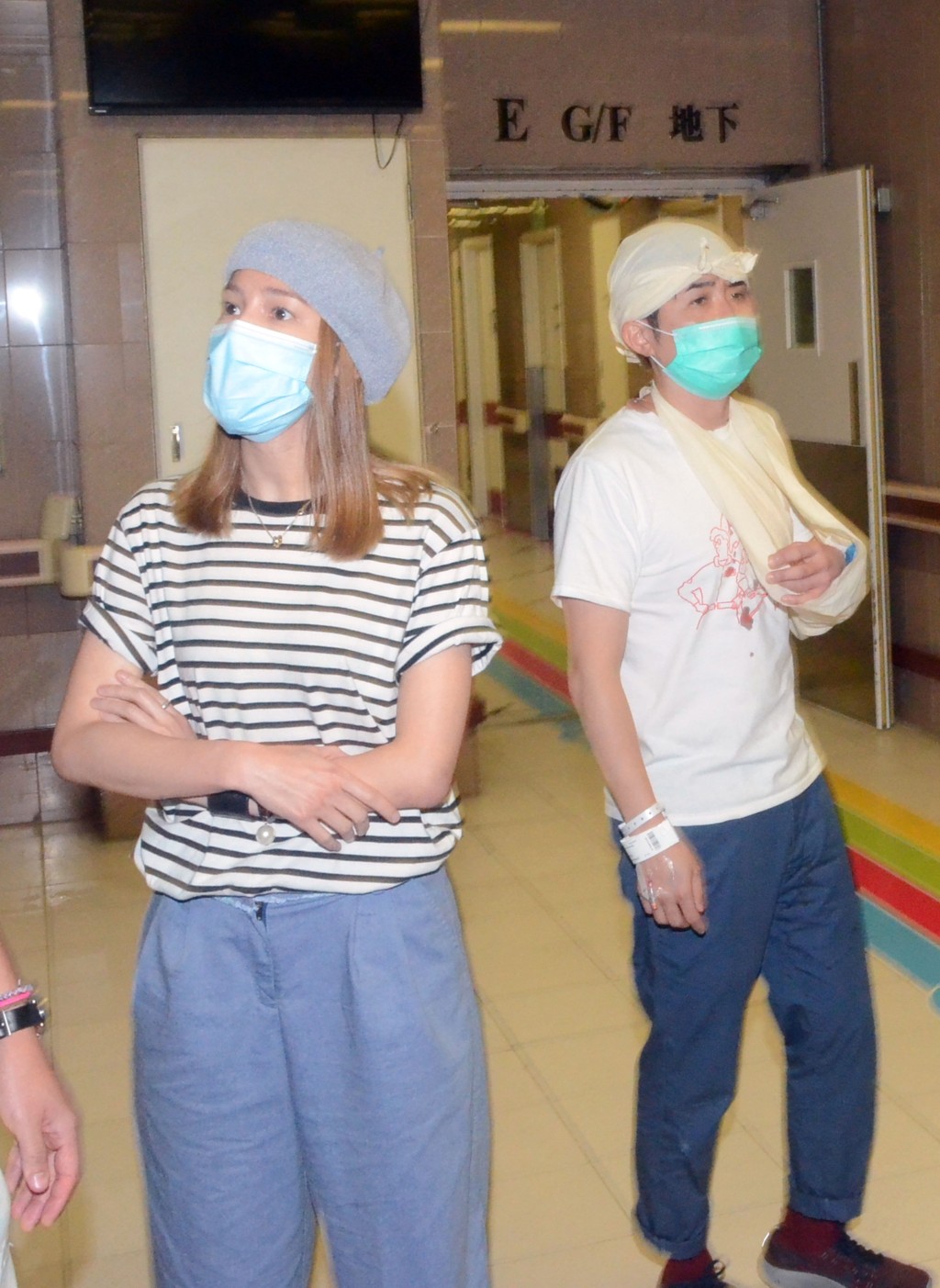 當奴當時的太太張詠恩Jan（左）亦趕到醫院陪老公。