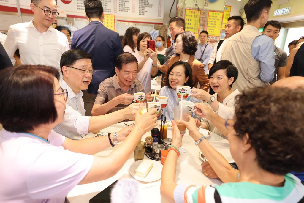 李家超到沙田一间茶餐厅，与街坊一起喝港式奶茶聊天。李家超FB图片