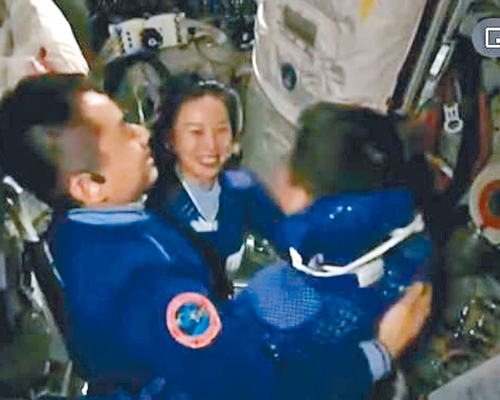 完成出艙任務後，三名太空人興奮擁抱。