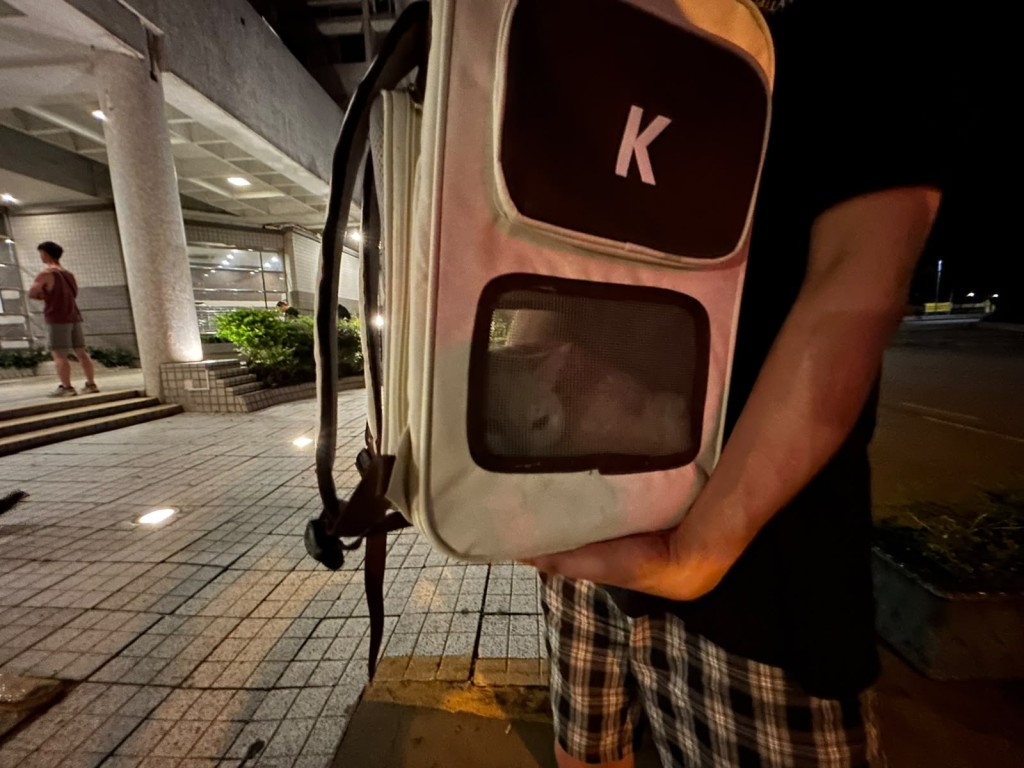有居民帶同寵物逃生。