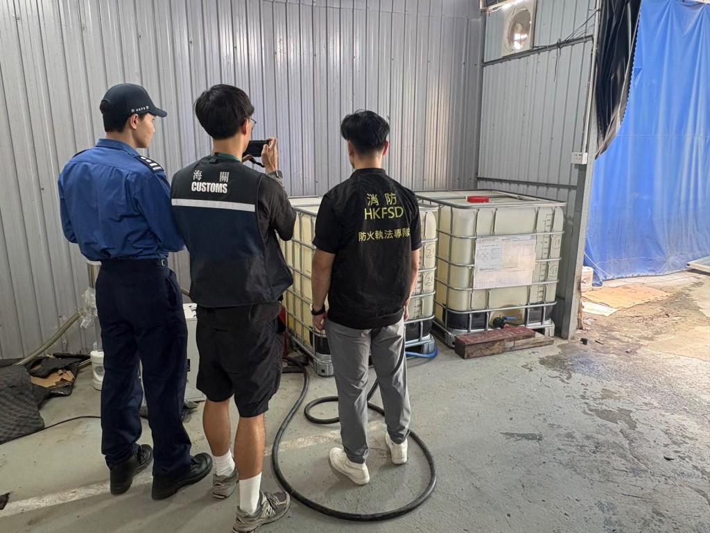 人員於元崗新村一個鐵皮場內檢獲約400公升未完稅汽油。