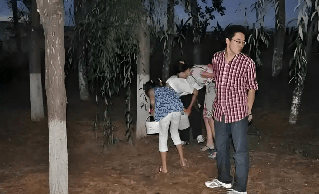 盛夏晚出抓金蟬成潮,不輪男女老幼都出動。 盛夏晚出抓金蟬成潮,不輪男女老幼都出動。