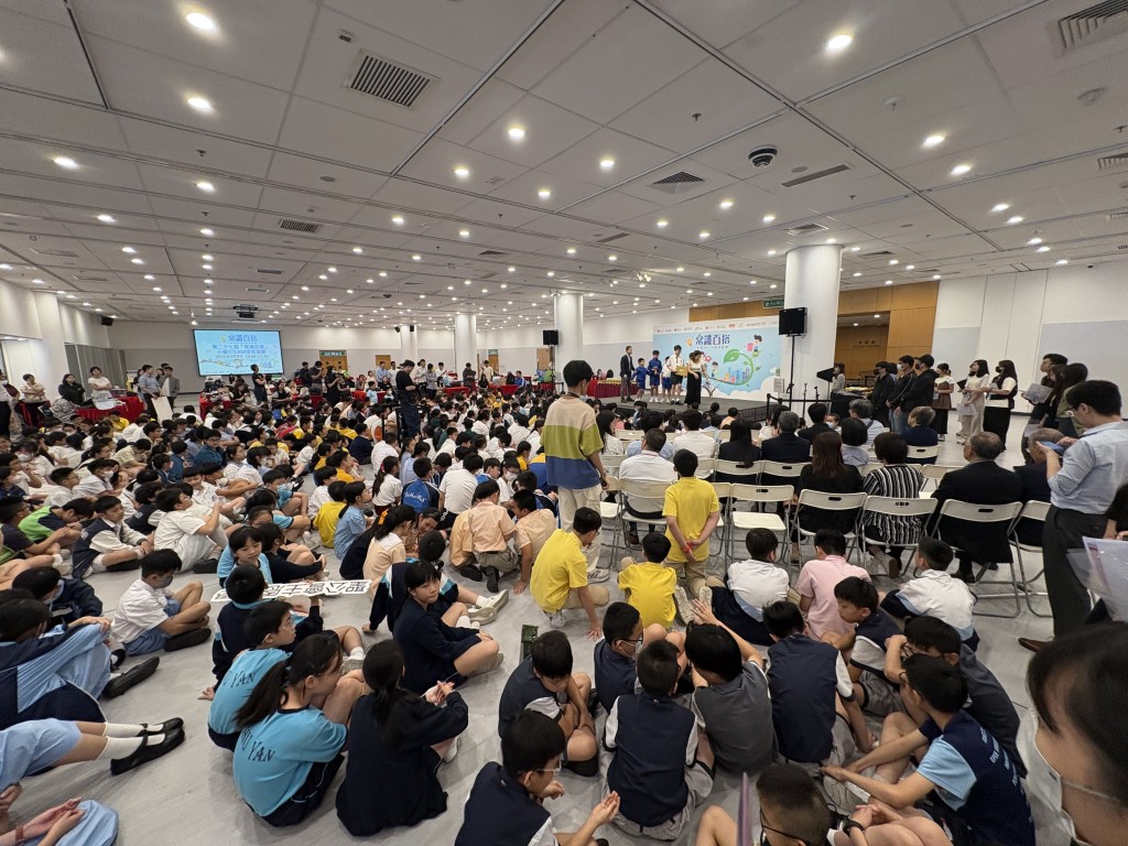 參展的180組學生針對氣候變化對空氣質素及土壤的影響展開研究。 教大提供 參展的180組學生針對氣候變化對空氣質素及土壤的影響展開研究。 教大提供