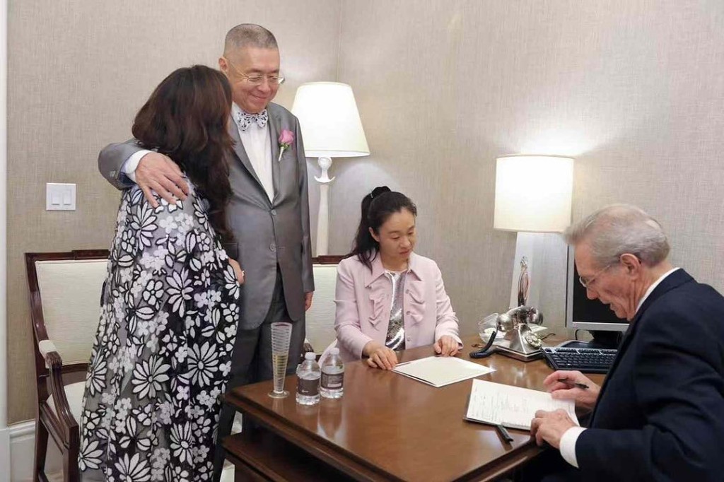 孫穎身穿一件印有黑白太陽花圖案的鬆身長裙,與身旁穿上一套灰色西裝的劉詩昆簽紙並交換戒指,又開香檳舉杯暢飲,簡約地完成結婚儀式。 孫穎身穿一件印有黑白太陽花圖案的鬆身長裙,與身旁穿上一套灰色西裝的劉詩昆簽紙並交換戒指,又開香檳舉杯暢飲,簡約地完成結婚儀式。